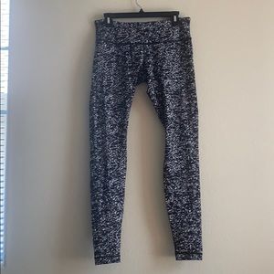 Lululemon black and white print legging. Size 10.